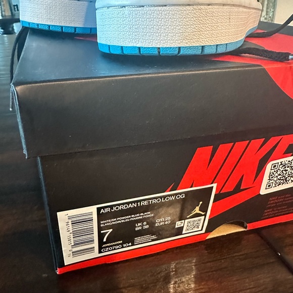 Air Jordan 1 Retro Low OG - Picture 4 of 8